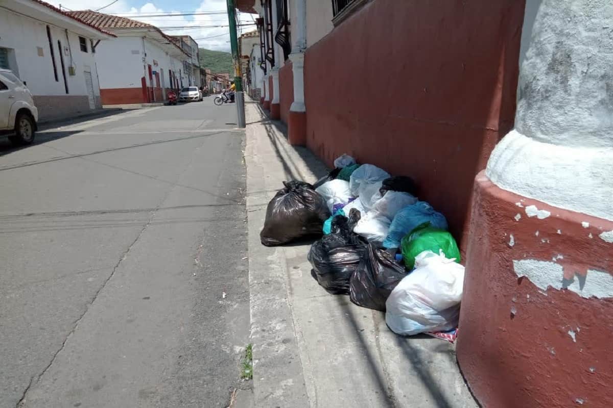 Basuras inundan a Buga