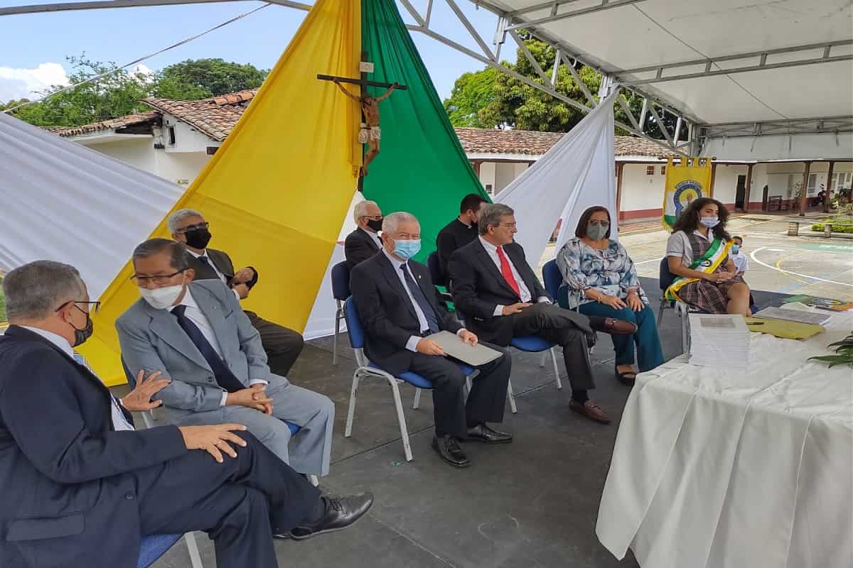 63 años celebra Gimnasio Central del Valle con lanzamiento del libro "Don Narciso Cabal Salcedo Maestro Ilustre" 63 años celebra Gimnasio Central del Valle con lanzamiento del libro "Don Narciso Cabal Salcedo Maestro Ilustre"
