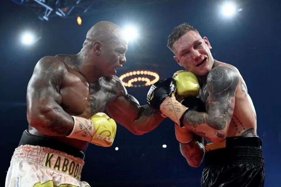 ¡El primer campeón mundial del peso Bridger del CMB es vallecaucano! A la izquierda Oscar Rivas frente a Ryan Rozck en el Olympia Theatre de Montreal