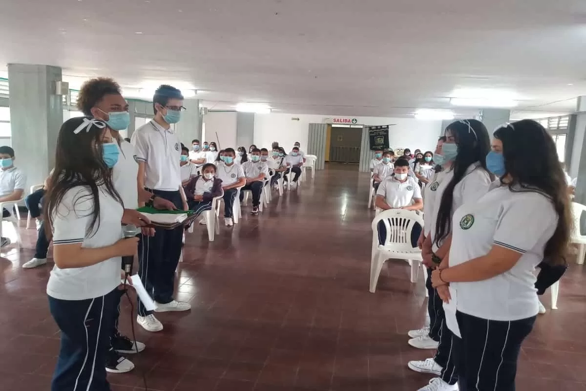 Entrega de insignias en la Institución Educativa Agrícola ITA de Buga