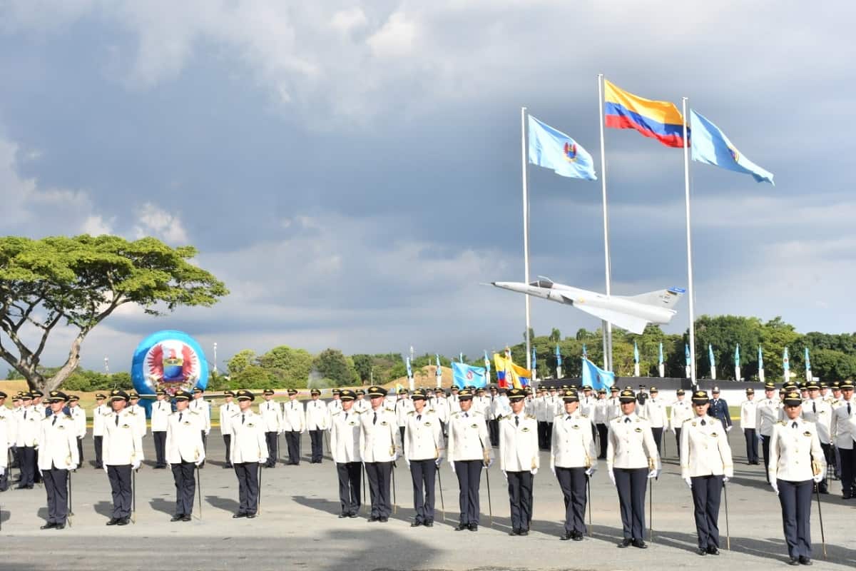 Jóvenes cumplen su sueño en la Fuerza Aérea Colombiana 