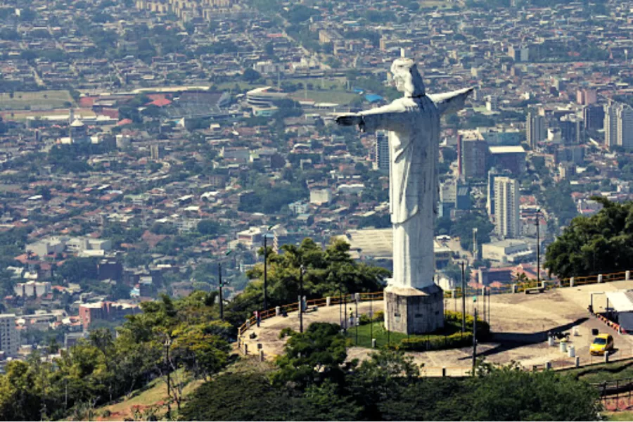 Viaje a Colombia en el 2022, descubra los sitios turísticos del Valle del Cauca Monumento Cristo Rey en Cali, Valle del Cauca.