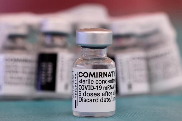 LA VACUNA PFIZER CAMBIA SU NOMBRE A COMIRNATY PARA SER MÁS COMERCIAL Imagen tomada de: www.elperiodico.com