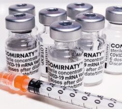 LA VACUNA PFIZER CAMBIA SU NOMBRE A COMIRNATY PARA SER MÁS COMERCIAL Imagen tomada de: forbes.com.mx
