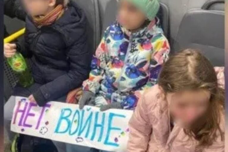 NIÑOS FUERON DETENIDOS POR PROTESTAR CON FLORES Y CARTELES "NO A LA GUERRA" NIÑOS FUERON DETENIDOS POR PROTESTAR CON FLORES Y CARTELES "NO A LA GUERRA"