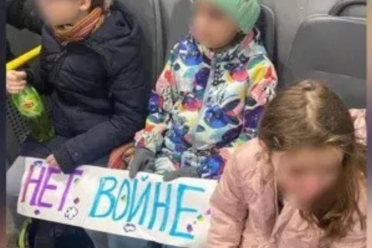 NIÑOS FUERON DETENIDOS POR PROTESTAR CON FLORES Y CARTELES "NO A LA GUERRA"