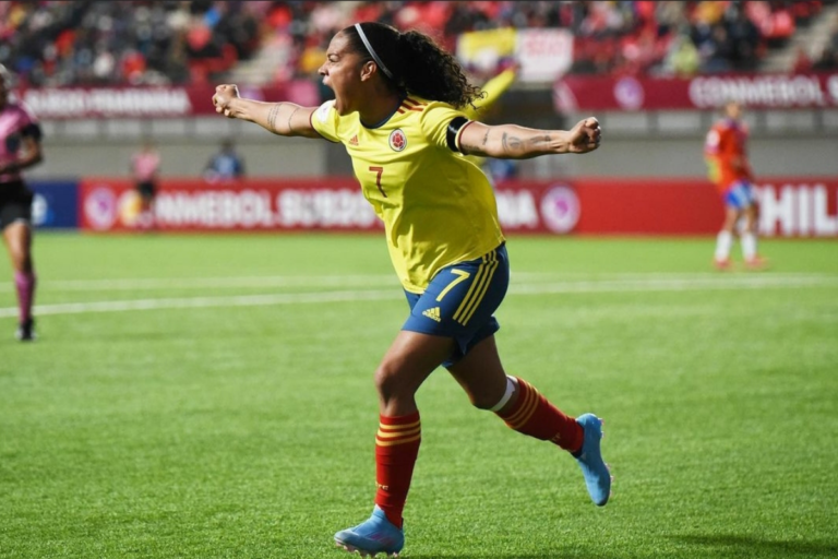 GISELA ROBLEDO, VALLECAUCANA PROMESA DEL FÚTBOL COLOMBIANO. Fútbol