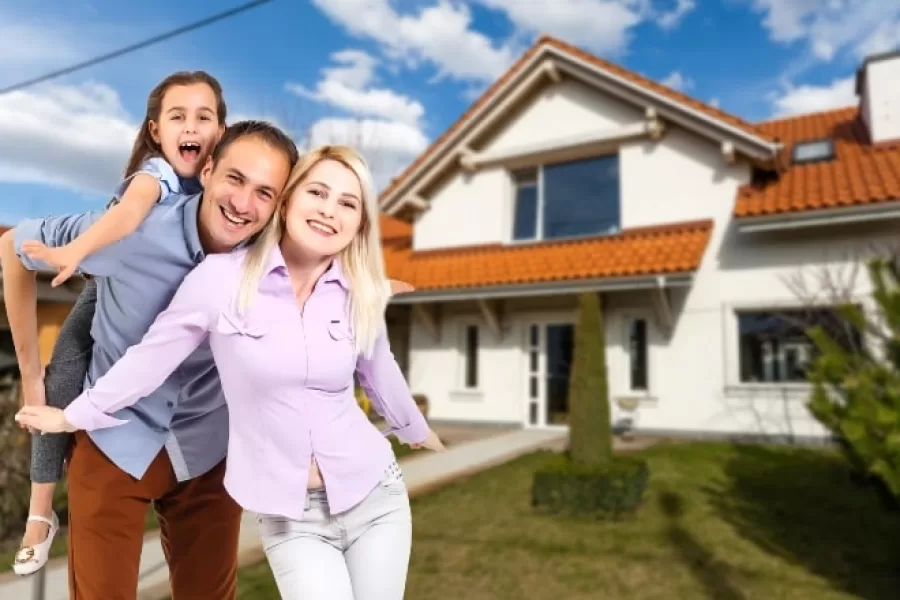 Disminuyen los precios de vivienda en Cali y el Valle del Cauca Familia feliz en su casa nueva en Cali, Valle del Cauca