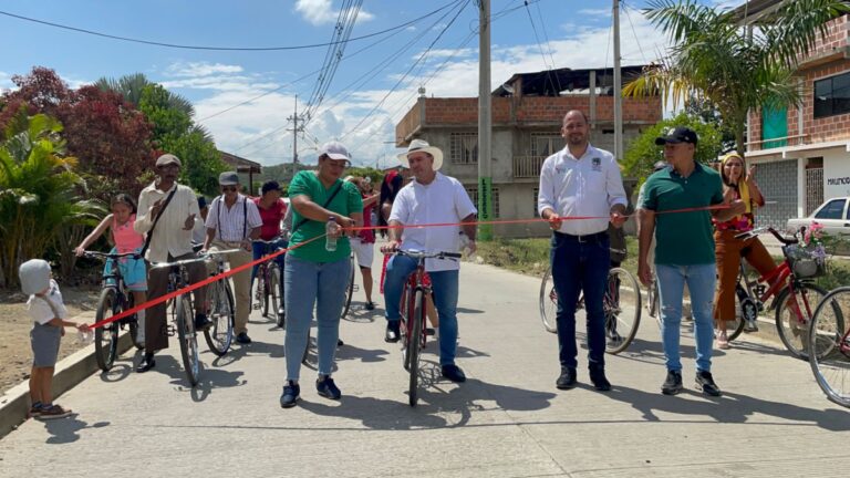 El alcalde del municipio de Yotoco hace entrega de múltiples obras en el corregimiento de Mediacanoa.