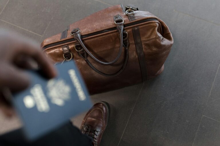 Éxodo de los Jóvenes Colombianos a Otros Países Éxodo de los Jóvenes Colombianos a Otros Países