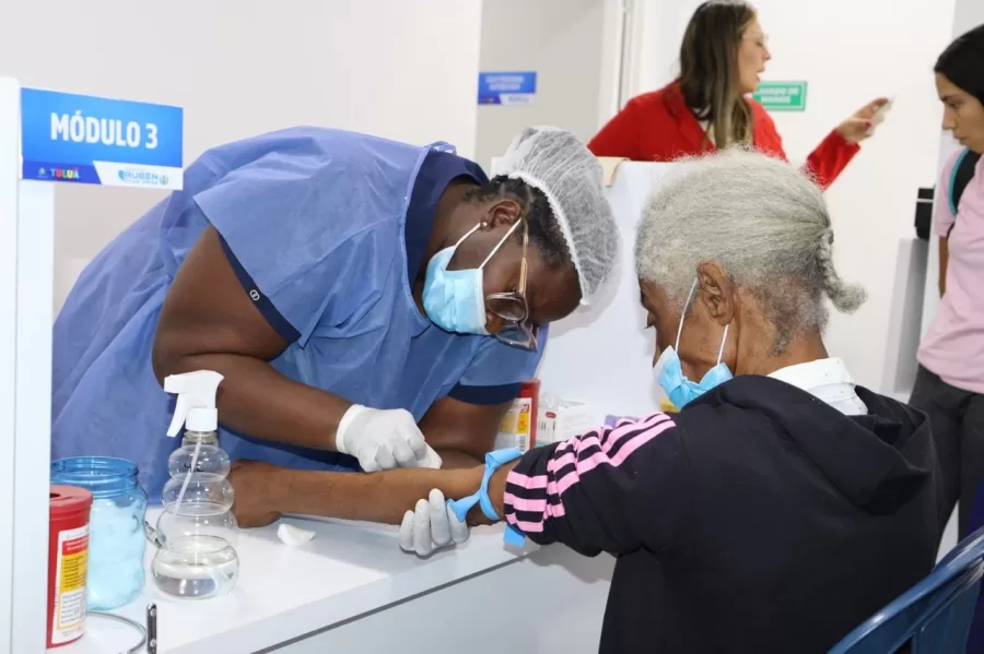Alcalde Vélez entrega moderno laboratorio clínico en el Hospital Rubén Cruz Vélez Alcalde Vélez entrega moderno laboratorio clínico en el Hospital Rubén Cruz Vélez