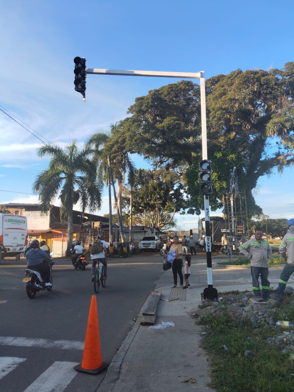 Cruce semafórico mejora la movilidad entre la Calle 27 y la Carrera 19 Cruce semafórico mejora la movilidad entre la Calle 27 y la Carrera 19