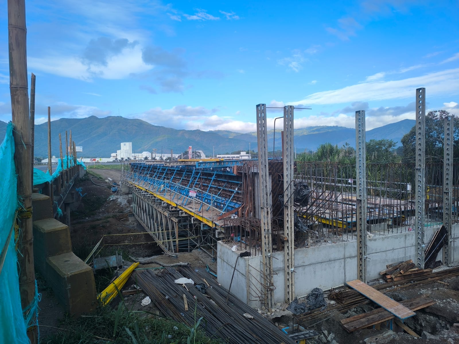 La construcción de la vía Mediacanoa-Buga; una obra esperanzadora para la economía de Colombia!!!