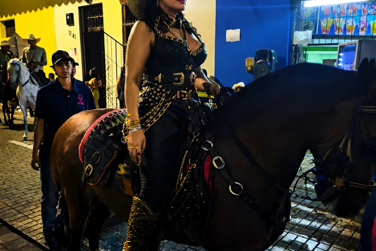 La elegancia femenina y la excelencia equina brillaron en la Cabalgata de la Feria de Buga 2026