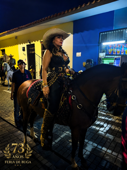 La elegancia femenina y la excelencia equina brillaron en la Cabalgata de la Feria de Buga 2026