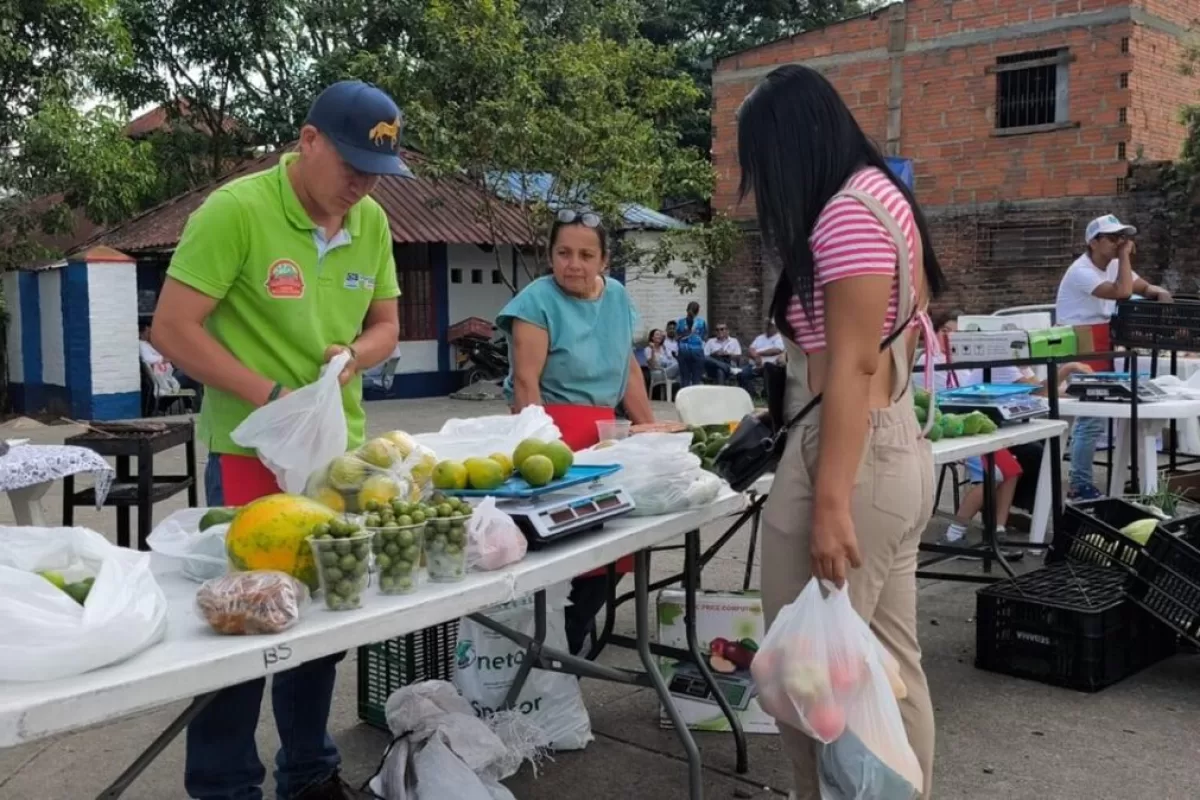 Mercado Campesino llegó a Aguaclara para fortalecer la economía rural y acercar productos frescos a la comunidad