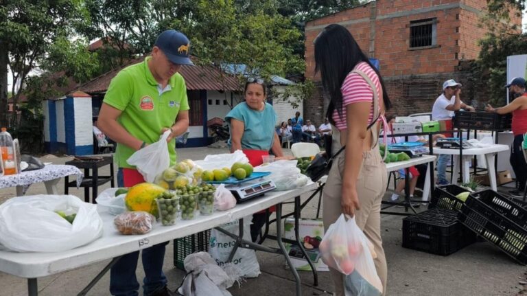 Mercado Campesino llegó a Aguaclara para fortalecer la economía rural y acercar productos frescos a la comunidad