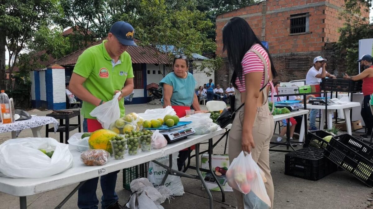 Mercado Campesino llegó a Aguaclara para fortalecer la economía rural y acercar productos frescos a la comunidad