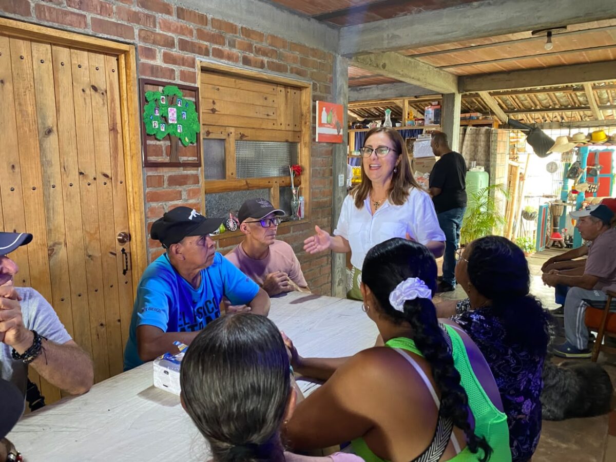 Alcalde Gustavo Vélez pone en marcha el primer comedor comunitario de Tuluá en la zona rural Alcalde Gustavo Vélez pone en marcha el primer comedor comunitario de Tuluá en la zona rural